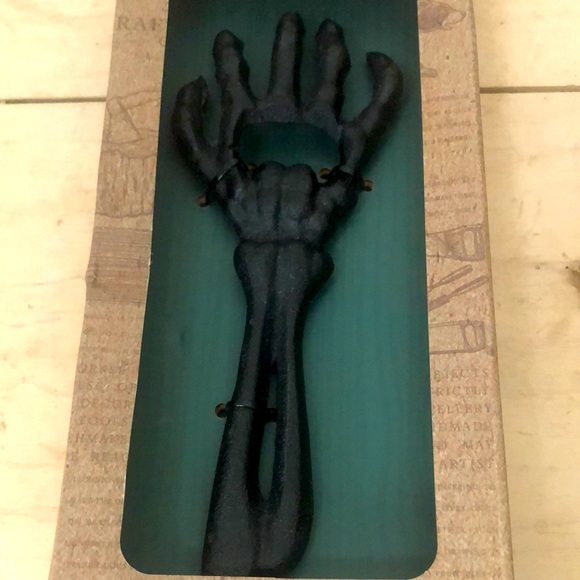 Skeleton hand black large cast iron bottle opener - Picture 2 of 2